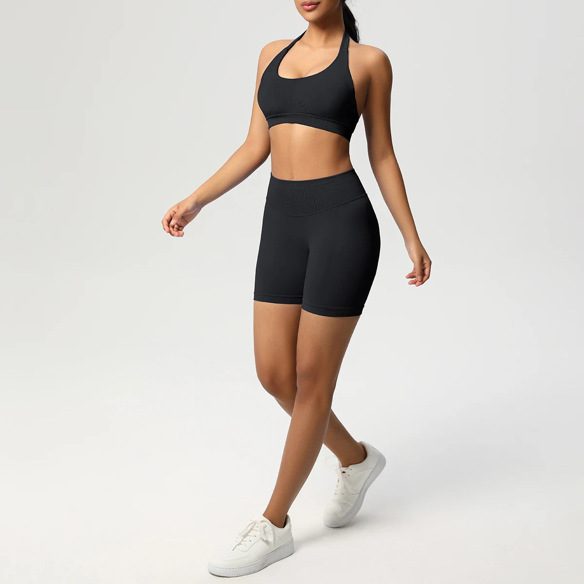 Nahtloses Yoga-Set mit Push-up BH und Shorts, schwarz