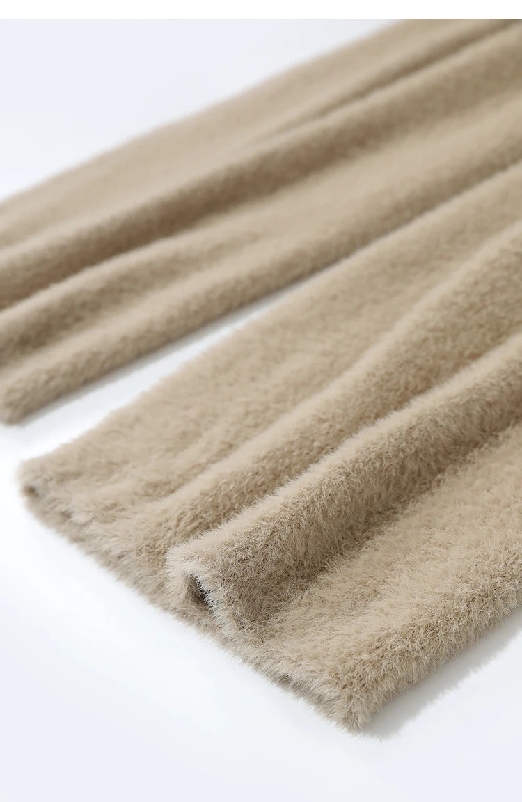 Weite Hose mit geradem Bein, weicher Fuzzy-Stoff, taupefarben