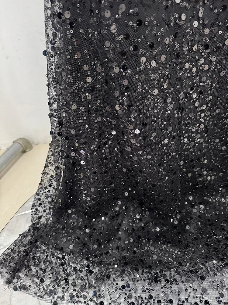 Elegantes Damen-Midikleid mit schulterfreiem Design, langen Ärmeln und Perlen-Patchwork – figurbetont und luxuriös.