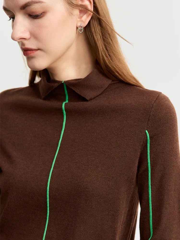 AMII Strickpullover braun mit Stehkragen und kontrastgrünen Paspeln an Kanten und Nähten