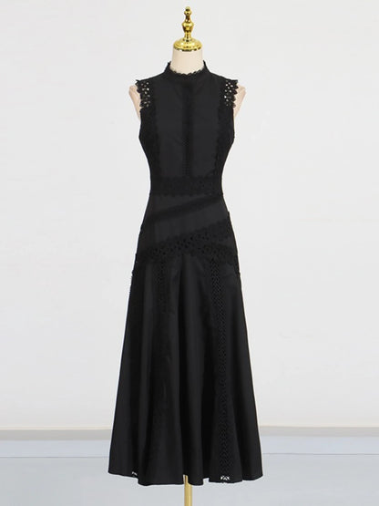 Ärmelloses Damen-Spitzenkleid mit Rundhalsausschnitt und Patchwork-Design – figurbetont und mit Hohldetails.