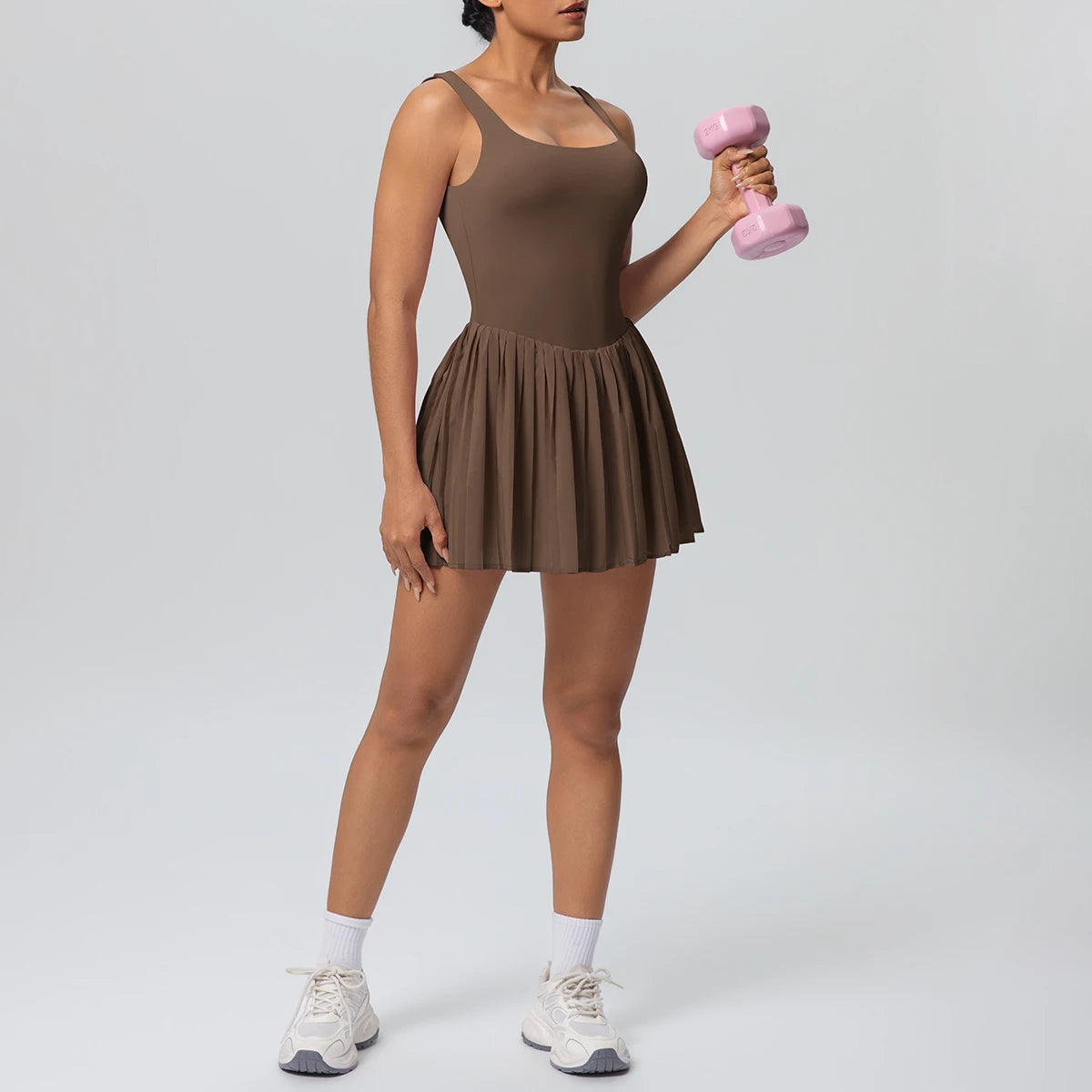 Damen-Workout-Einteiler mit Trägern und Plisseerock, dunkelbraun