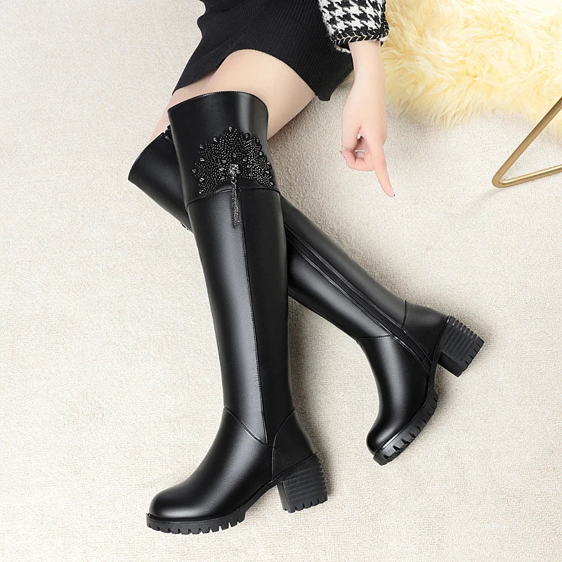 Overknee-Stiefel schwarz mit Blockabsatz und Zierapplikation am Knieschaft