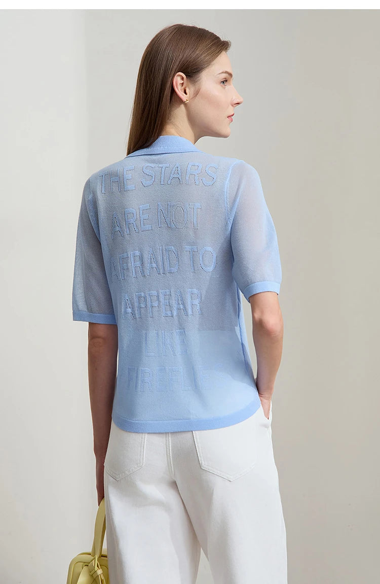 Hellblauer Damen-Sommerpullover von hinten mit Rücken-Schriftzug, Kurzarm