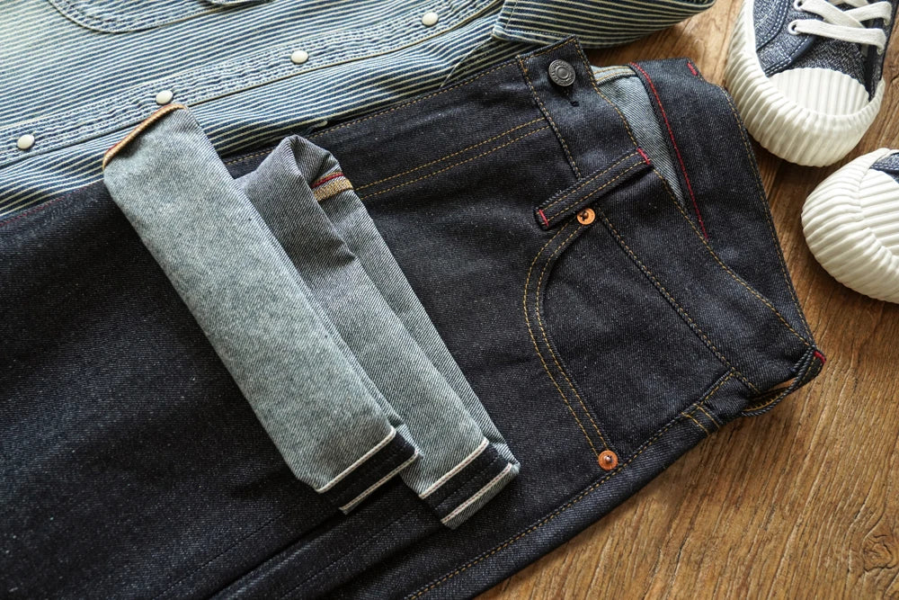 Herren Jeans aus Sommer Selvedge Denim mit lockerer Passform und hohem Bund