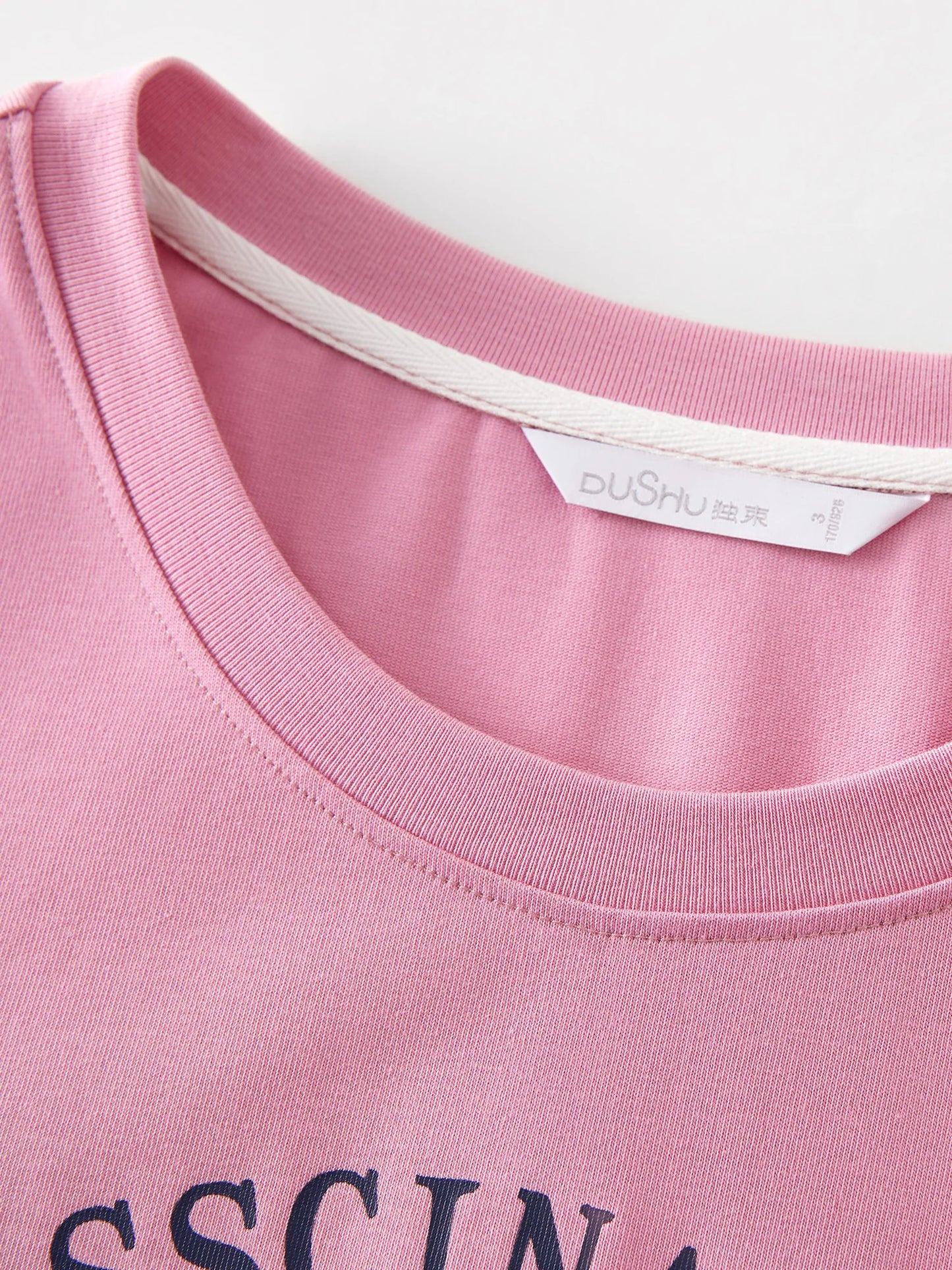 Schwarzes Damen-Frühlingsshirt mit Spitzenbesatz und V-Ausschnitt – Figurbetontes Strickdesign für Büro und Freizeit, wahlweise mit kurzen oder langen Ärmeln.