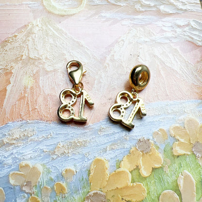 Paar Charm-Anhänger Nummer 18, vergoldet, mit glitzernden Ziersteinen und Öse