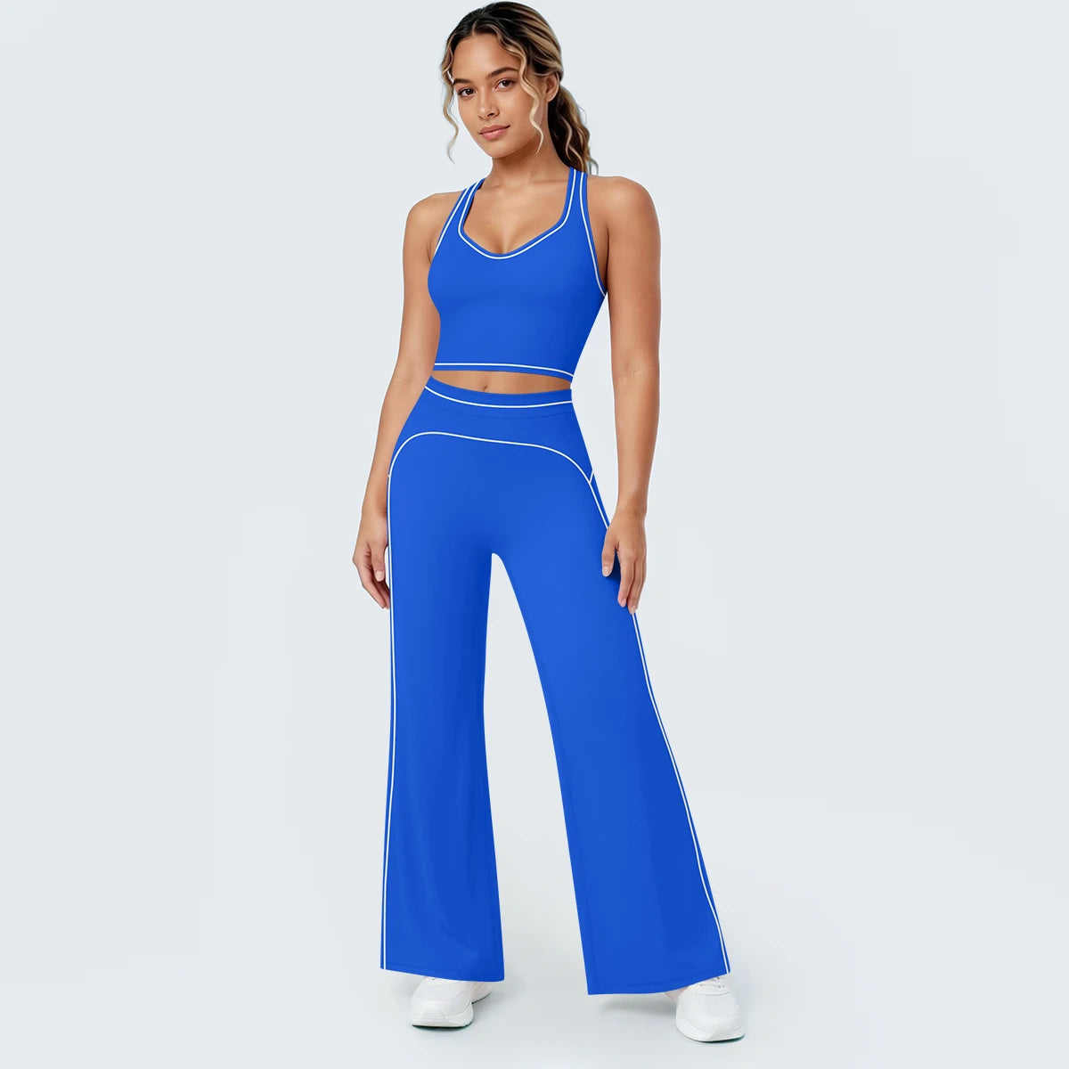 Damen-Yoga-Set in Blau: ärmelloses Top, Ausschnitt am Rücken, weite Hose mit Kontraststreifen.
