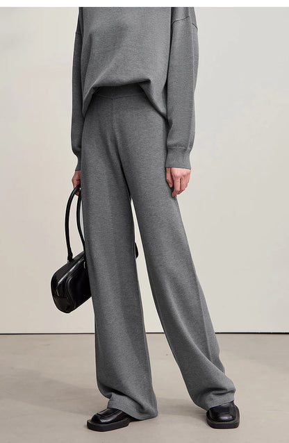 Melierte graue Hose mit weitem Bein und lockerem Sitz, seitliche Nahansicht
