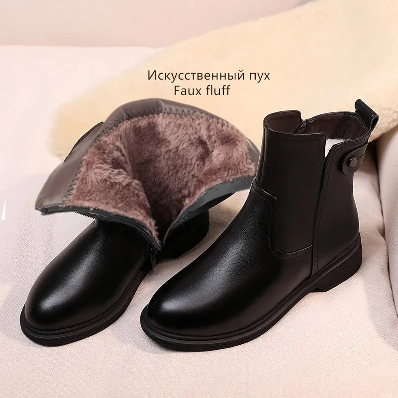Schwarze Stiefeletten mit Fellfutter, aufgeklapptes Innenmaterial, flacher Absatz