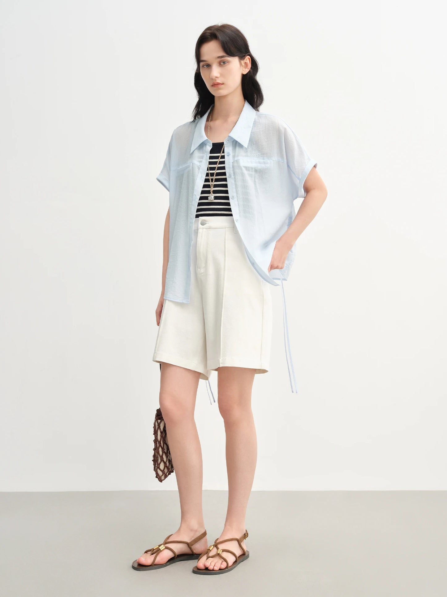 Sommerliches Damen-Shirt mit figurbetontem, künstlerischem Druck und einzigartigem Muster – lässig und schick.