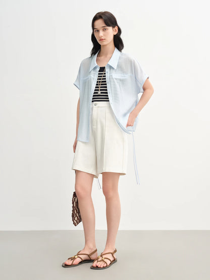Sommerliches Damen-Shirt mit figurbetontem, künstlerischem Druck und einzigartigem Muster – lässig und schick.