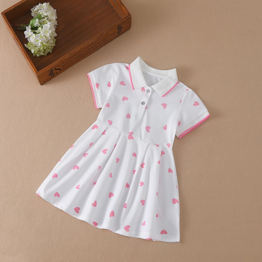 Mädchenkleid weiß mit Knopfleiste, kurzen Ärmeln und Flügelrock, Herz-Muster in Rosa