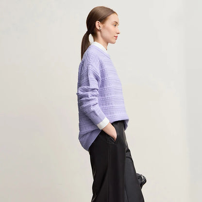 Damen-Pullover aus Strick, helllila, seitliche Ansicht mit Rundhalsausschnitt und langen Ärmeln
