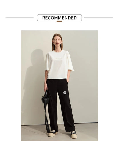 Damen T-Shirt mit elastischen Flare-Ärmeln und Perlen-Stickerei im minimalistischen Stil