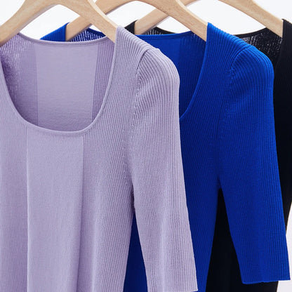 Strickpullover, Nahansicht Rippenstrick, Rundhalsausschnitt, lila und blau auf Bügeln