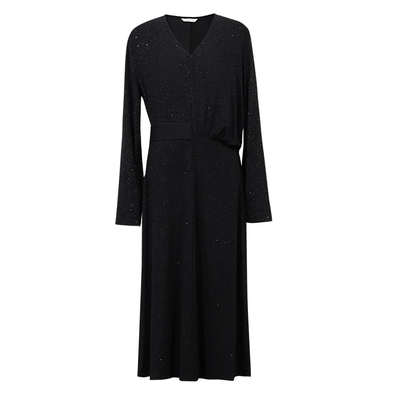 Schwarzes Strickkleid mit V-Ausschnitt, Taillenbund und leichter A-Linie