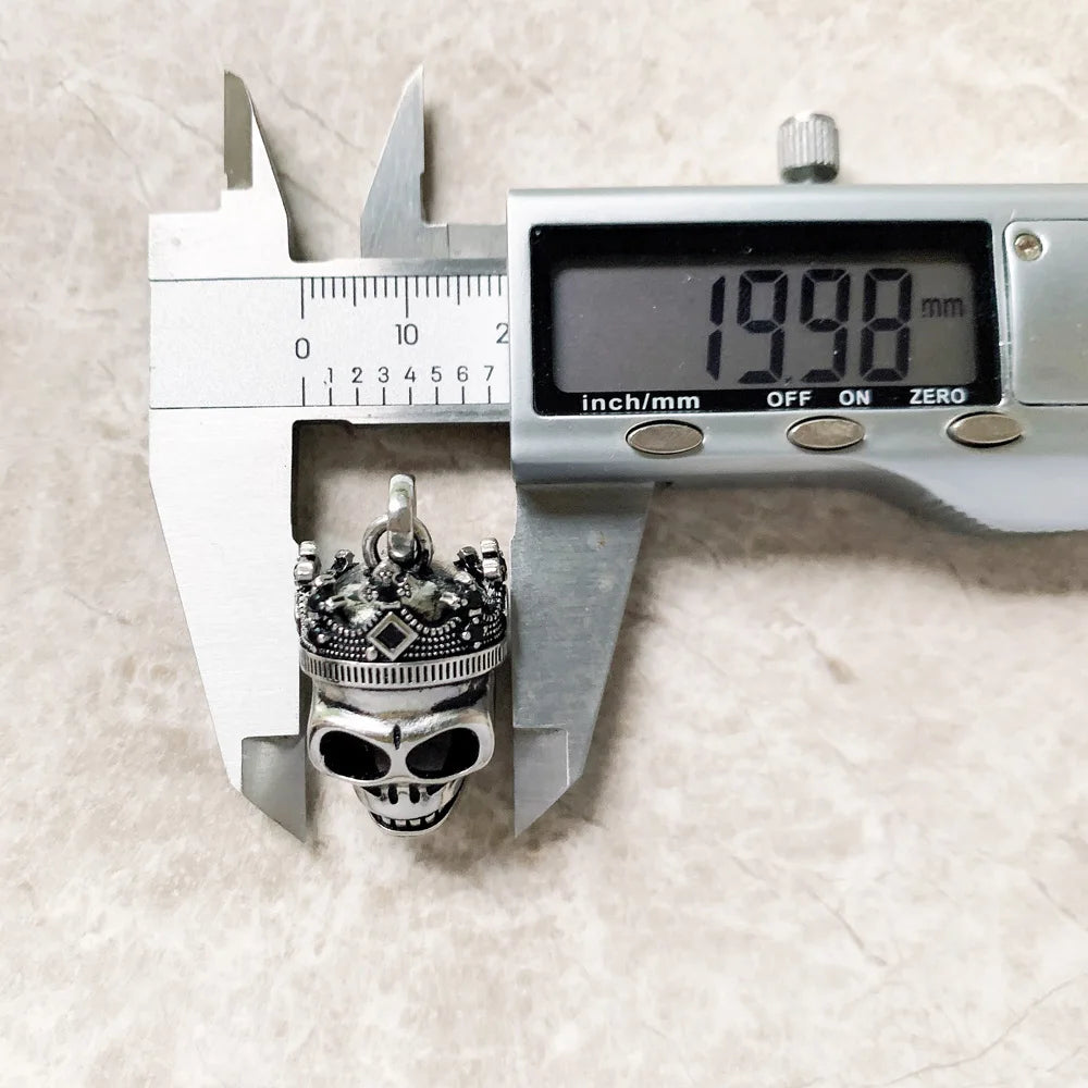 Totenkopf-Anhänger mit Krone, silberfarben, rundes Metall-Design