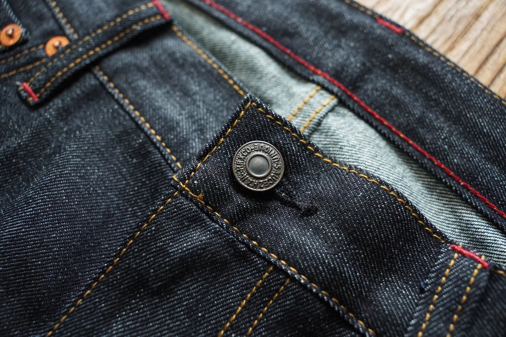 Herren Jeans aus Sommer Selvedge Denim mit lockerer Passform und hohem Bund