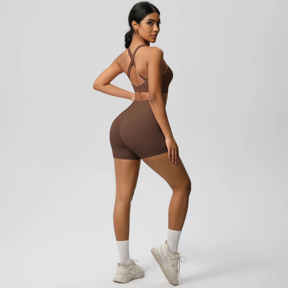Sportset für Damen: BH-Top und Shorts, braun, seitliche Vorderansicht.