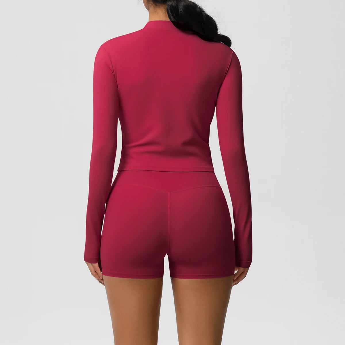 Damen-Yoga-Set in Dunkelrot: langarmige Jacke mit Zip, Shorts, hintere Ansicht