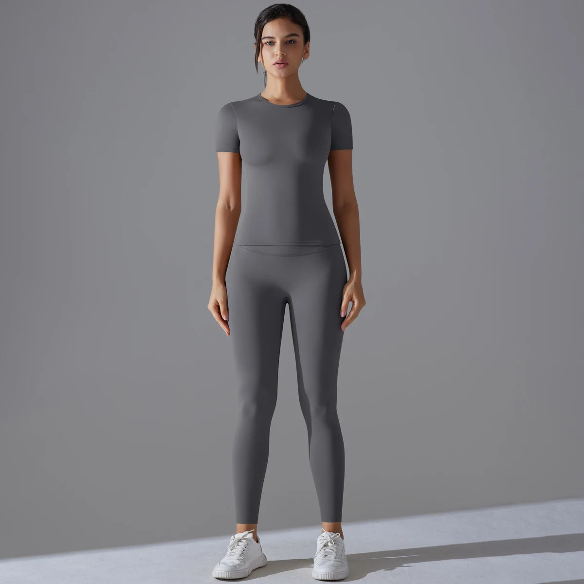 Damen-Gym-Set in Silbergrau: T‑Shirt und 7/8-Leggings, aufrechter Stand, ganzer Look