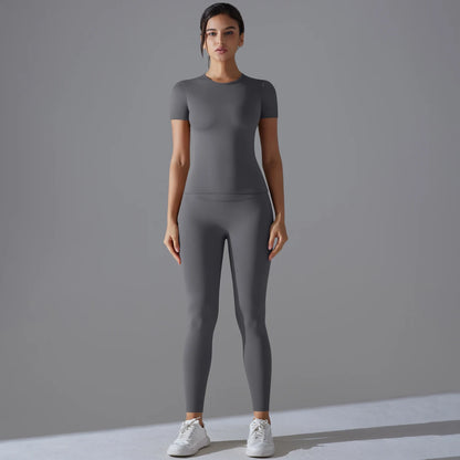Damen-Gym-Set in Silbergrau: T‑Shirt und 7/8-Leggings, aufrechter Stand, ganzer Look