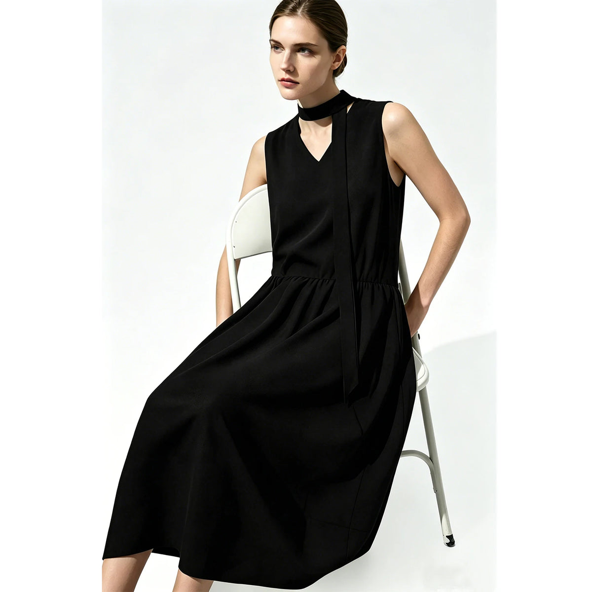 Damen-Sommerkleid in Schwarz, seitliche Ansicht, V-Ausschnitt, fließender Rock mit Falten