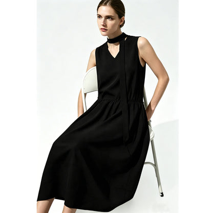 Damen-Sommerkleid in Schwarz, seitliche Ansicht, V-Ausschnitt, fließender Rock mit Falten