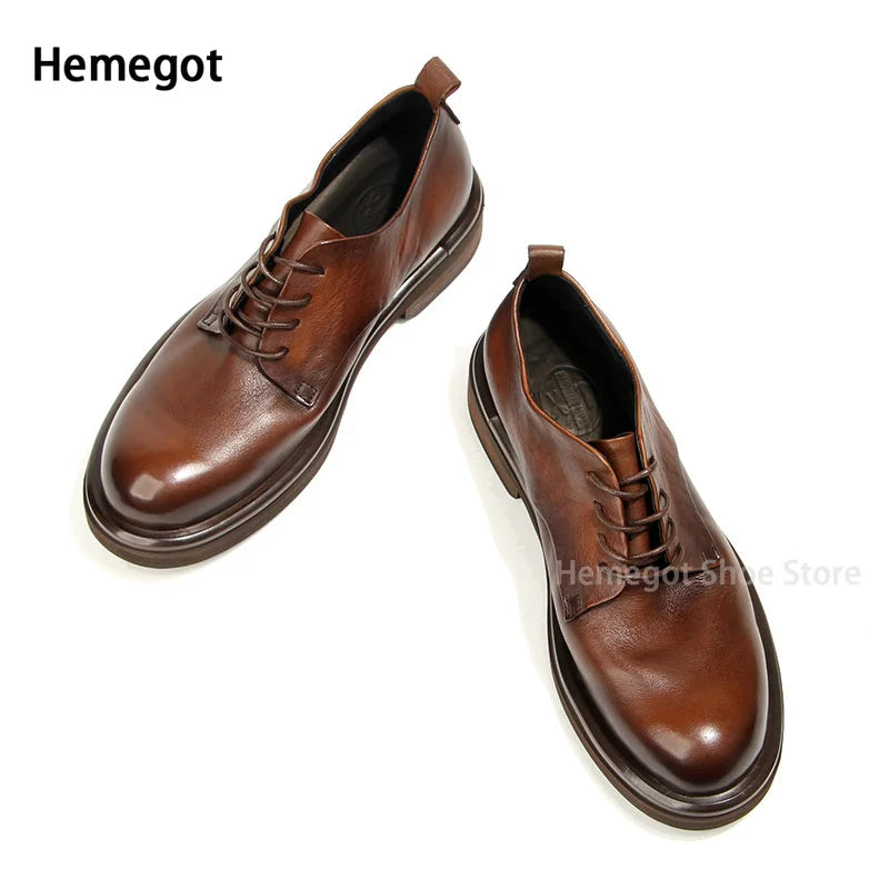 Herren-Lederschuhe, braun, Front- und Seitenansicht mit Schnürung und dicker Sohle