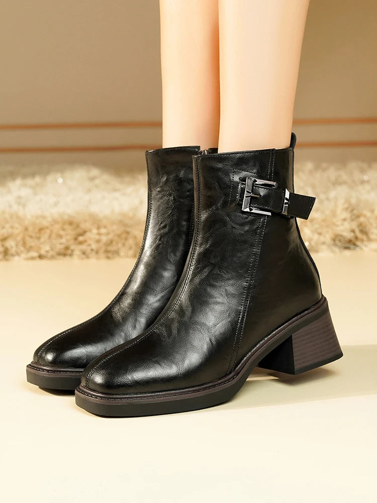 Schwarze Stiefeletten aus Leder mit quadratischer Kappe und breitem Absatz, Schnalle am Schaft