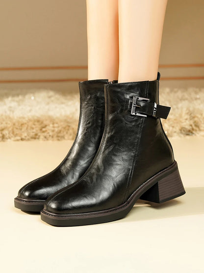 Schwarze Stiefeletten aus Leder mit quadratischer Kappe und breitem Absatz, Schnalle am Schaft