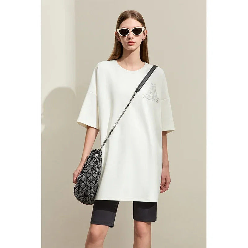 Damen Rundhals-T-Shirt im minimalistischen Stil mit lässiger Stickerei und kurzen Ärmeln