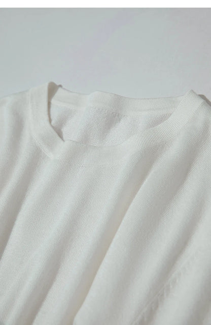 Detail am Halsausschnitt: Weißer Damenpullover aus feinem Strick, leicht überschnittene Schulter