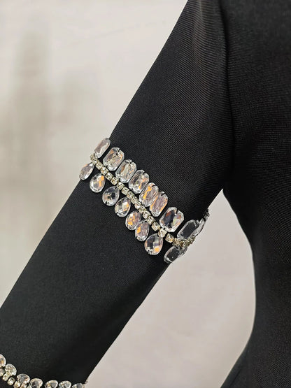 Elegantes Damenkleid mit Rundhalsausschnitt, halblangen Ärmeln und Spitzen-Patchwork-Design – figurbetont und stilvoll.