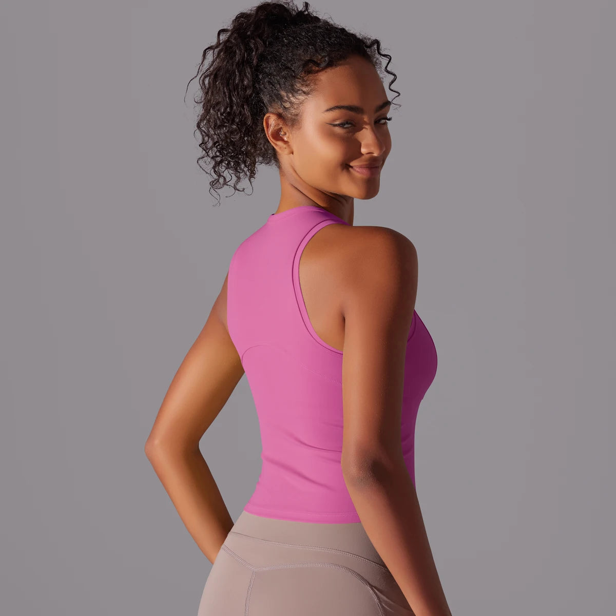Fuchsiafarbenes Yoga-Tanktop für Damen, seitliche Rückenansicht, ärmellos