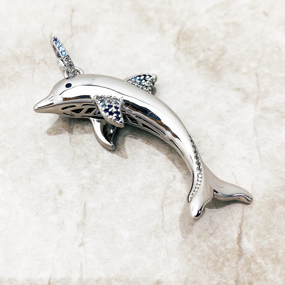 Delphin-Anhänger aus 925 Sterlingsilber mit blauem Steinbesatz, seitliche Ansicht