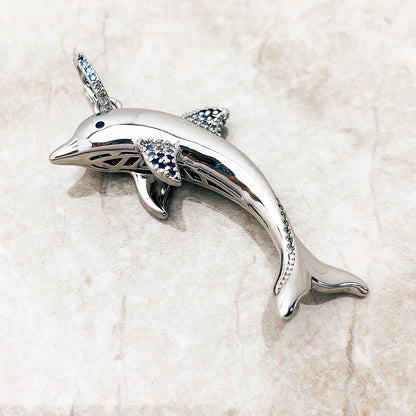 Delphin-Anhänger aus 925 Sterlingsilber mit blauem Steinbesatz, seitliche Ansicht