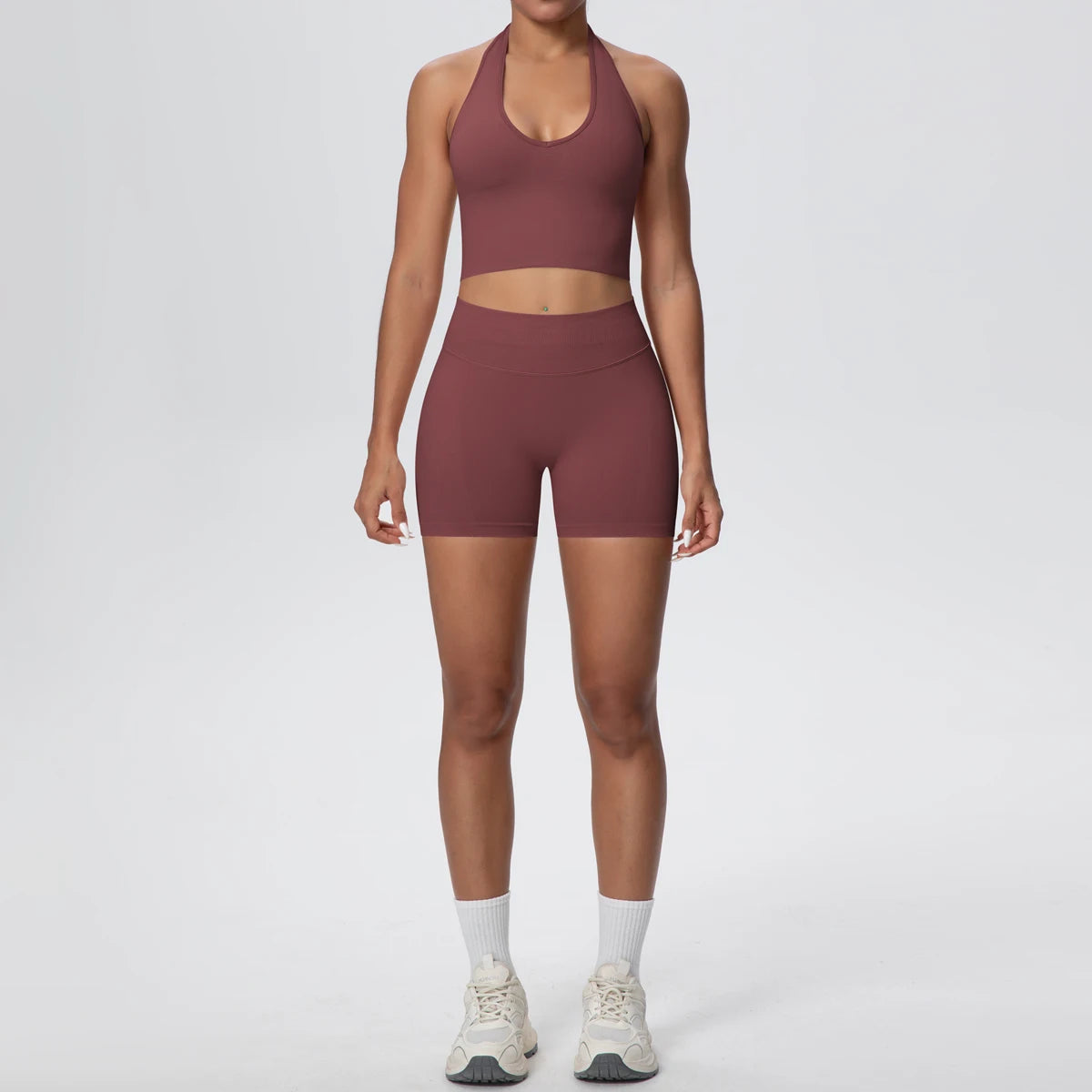 Hochtailliertes Sportset in Bordeauxfarben: Tanktop mit Ausschnitt am Bauch, Shorts
