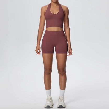 Hochtailliertes Sportset in Bordeauxfarben: Tanktop mit Ausschnitt am Bauch, Shorts