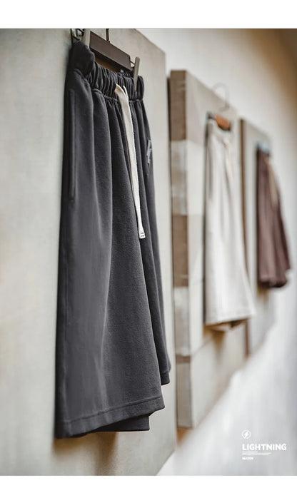 Herren Freizeitshorts aus atmungsaktivem Material mit gesticktem Blitzdesign
