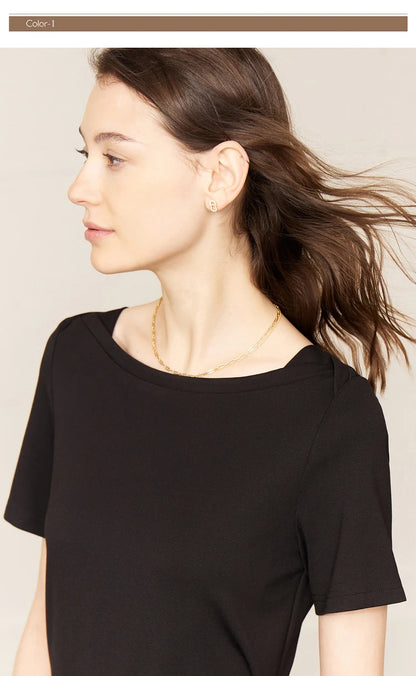 Damen T-Shirt im minimalistischen Stil mit One-Line Kragen und kurzen Ärmeln