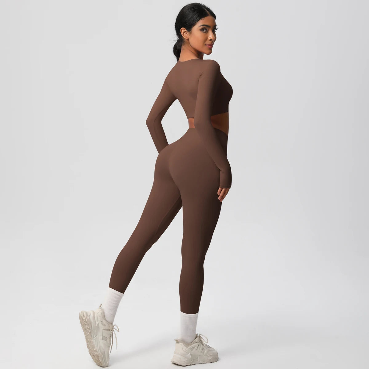 Yoga-Set aus Crop-Top mit langen Ärmeln und Leggings, braun