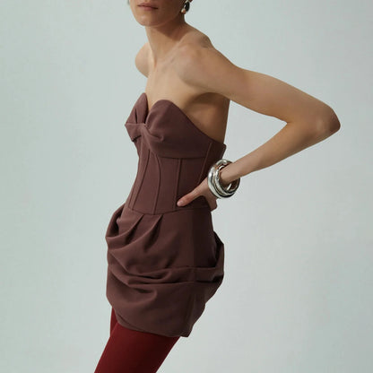 Elegantes Damenkleid mit Rundhalsausschnitt, kurzen Ärmeln und Patchwork-Design mit Quasten und Falten.