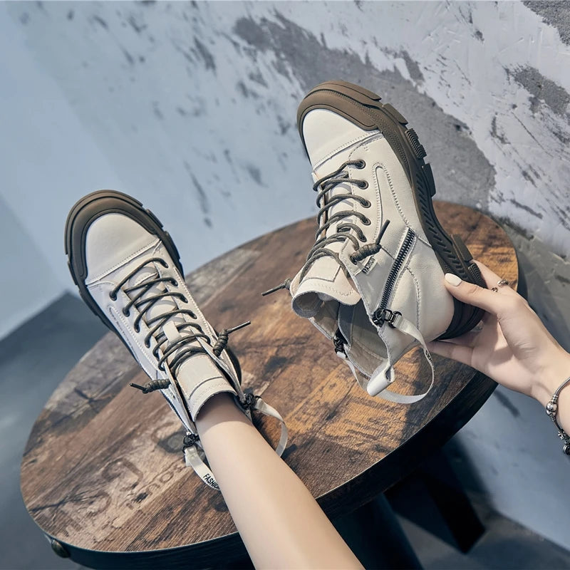 Beige-helle Schnür-Stiefeletten mit Reißverschluss am Schaft, flache Profilsohle