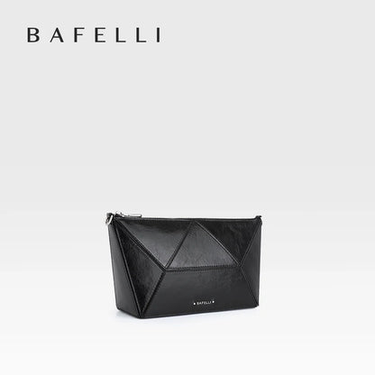 Echtleder-Clutch in Schwarz mit diagonalen Ziernähten und verziertem Dreieck-Panel