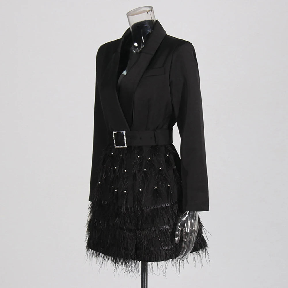 Elegantes Damenkleid mit V-Ausschnitt, kurzen Ärmeln und Perlenverzierung – figurbetontes Design mit Rüschen und Falten.