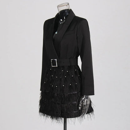 Elegantes Damenkleid mit V-Ausschnitt, kurzen Ärmeln und Perlenverzierung – figurbetontes Design mit Rüschen und Falten.