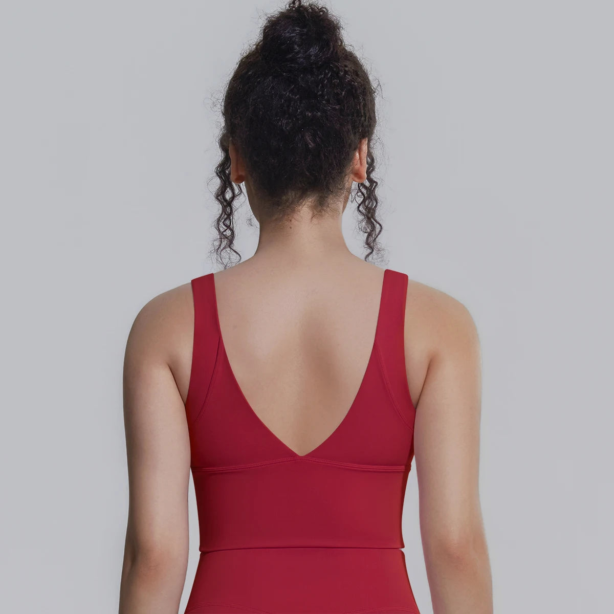 Rückenfreier Yoga-BH in Rot von hinten mit tiefem V-Ausschnitt und Trägern