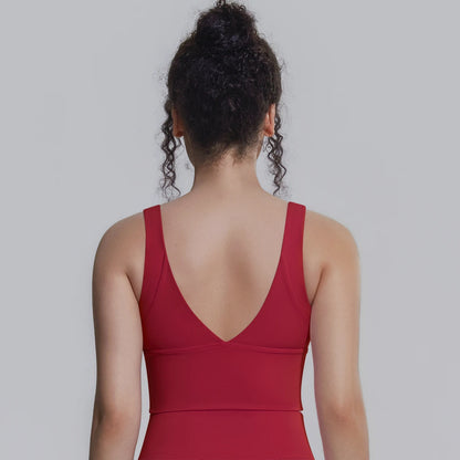Rückenfreier Yoga-BH in Rot von hinten mit tiefem V-Ausschnitt und Trägern